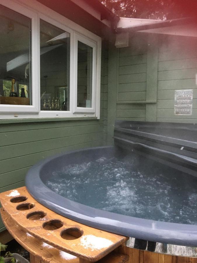 Woodland Cabin With Private Wood-Fired Hot-Tub Villa Farnham  Eksteriør billede